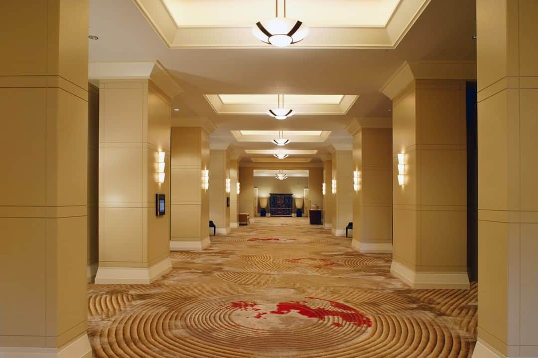 のインスタグラム：「Waikiki condominium Corridor Design Competition I feel blessed! My Waikiki condo corridor design is about to start… It is a design competition. I will do my best to achieve the gold medal!! Photo is another hotel corridor design project that I worked on.  #hawaiiinteriordesign #beautifulplace #interiordesign #stylishlife #interiorinspirations #interiorlovers #designideas #corridordesign ＃ハワイインテリアデザイン ＃インテリア好き ＃素敵な空間 ＃#デザインアイデア」