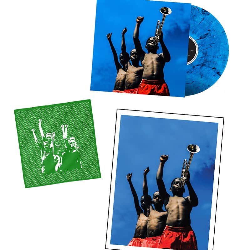 コモンのインスタグラム：「Happy Friday!  My new album A Beautiful Revolution Pt. 1 is out now on all streaming services and now you can get it on limited blue vinyl signed by yours truly!  Link in Bio!」