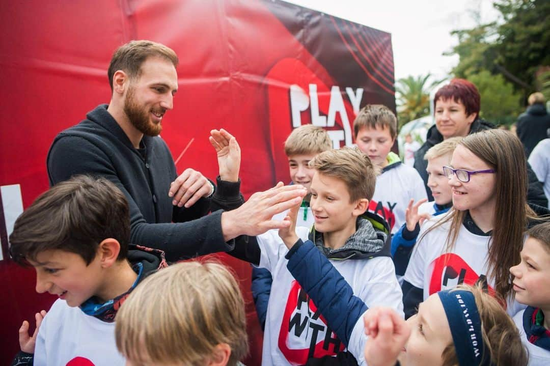 ヤン・オブラクのインスタグラム：「Celebrating #WorldChildrensDay with nice memories of some of the great @Play_with_us_foundation campaigns. We're all looking forward to keep working together to help more children every day. 👍🏻 #playwithus」