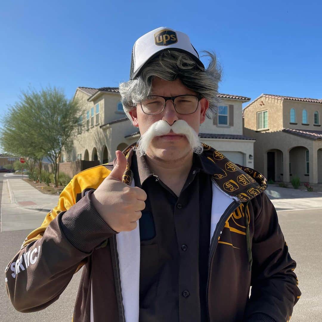 ティモシー・サイクスのインスタグラム：「⚠️PROUD TEACHER MOMENT⚠️ Swipe through these photos and videos to see how I dressed up as a UPS delivery guy to surprise one of my latest millionaire students @rolandwolf86 with a brand new $20k+ Kalamazoo Hybrid Grill to celebrate his passing the big $1 million profit milestone in just 3.5 years since becoming one of my trading challenge students (see link in my bio) as the man loves his cookouts so he deserved a world class grill now that he’s made it to the seven-figure profit club! Congratulations to Roland and soooo many more of my most dedicated students who are also passing big profit milestones in this awesome market like Matt M. and Jack S. who each passed $400k last week and Dan who passed $400k in profits today…keep it up and I’ll soon be delivering more surprise student gifts soon :) #ilovemyjob #proudteacher #browndelivers #jewps #earlychanukah」
