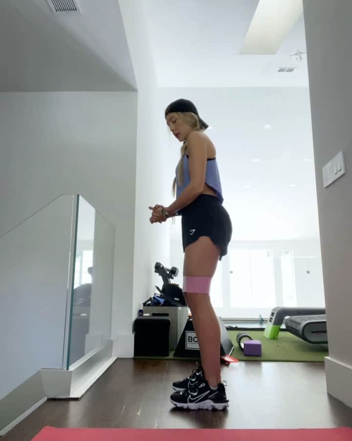 Sascha Barbozaのインスタグラム：「GLUTEOS CON BANDAS- esta rutina se ve más sencilla de lo que en realidad es, el truco está en utilizar una buena banda que te de resistencia y seguir las indicaciones.   Es Un circuito, cada ejercicio se hace por un mínimo de 30 segundos o 60 segundos idealmente, se hace uno tras otro,  hay ejercicios en los que tienes que trabajar una pierna primero y luego la otra, en ese caso se hace un minuto máximo de una pierna y un minuto máximo de la otra o 30 y 30,  una vez que completas los seis ejercicios, descansas un minuto y vuelves a repetir el circuito para un total de cuatro o cinco rondas, la rutina dura aproximadamente 30-35 minutos. Créeme que esta rutina es matadora. Es una buena forma de complementar los ejercicios para glúteos con pesas tradicionales, por ejemplo yo suelo entrenar con pesas glúteos dos veces a la semana y una rutina de este tipo una vez para complementar las otras dos para un total de tres a la semana con dos días por medio de descanso entre cada una. . PD: Discúlpenme la música que a veces es medio incoherente pero el editor que uso en el teléfono tiene predeterminadas puras canciones de tiktok Y no es muy amplia la variedad 😂」
