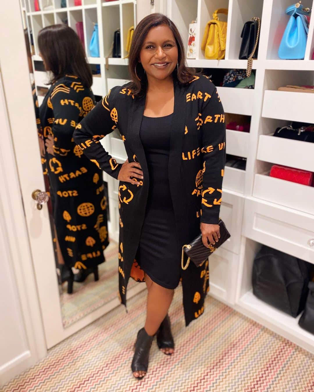 ミンディ・カリングのインスタグラム：「Missing Halloween but make it fashion 🖤🧡」