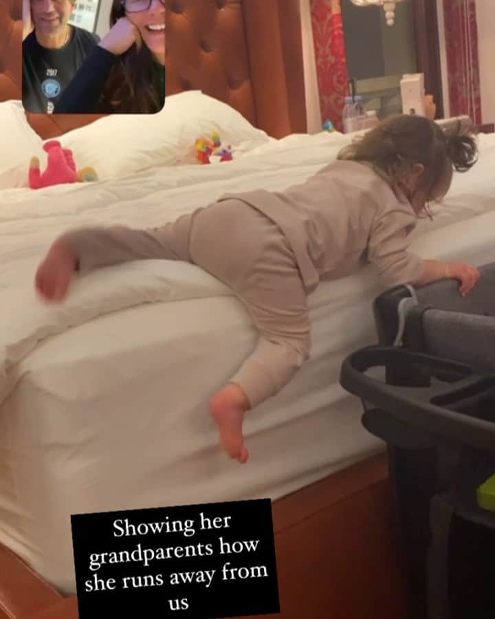 のインスタグラム：「Dear Mums of 2020 , just because sometimes we have to FaceTime these moments with our loved ones doesn’t make them any less magical than the first time you realise your #10monthold is plotting her escape from you with her Grandparents already😅#thankgoodnessfortechnology she just looks too little 😭 her gorg PJs are from @thedesignchest and they say her name on them 🤩」