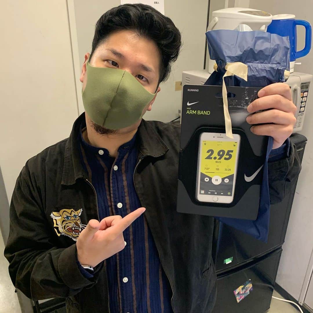 皆川勇気のインスタグラム：「チェリー大作戦の宗安が誕生日プレゼントをくれました🎁ありがとう！  弾けて、もっと甘く熟して、どこまでもあたしを愛してくれている後輩です😌  ひゃくにん/2＋全力トマト/2＝チェリー大作戦 ゆえに チェリー大作戦＝ごじゅうにん＋半力トマト  OK？」