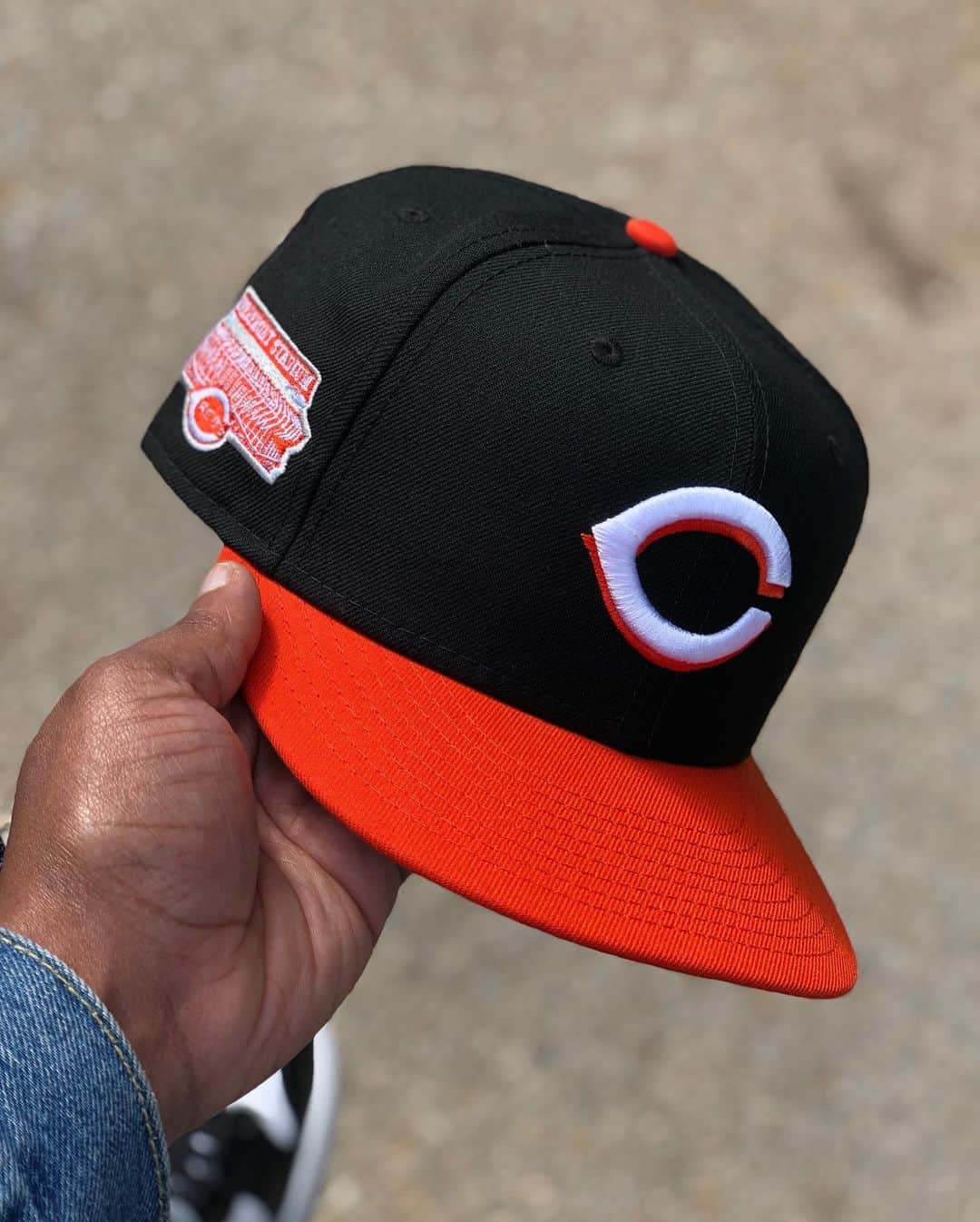 Mr. Tyさんのインスタグラム写真 - (Mr. TyInstagram)「Another @neweracap fitted that I worked with on for @corporategotem fam is available in their website now! Soon as I saw there was Riverfront Stadium patch available I already knew what I wanted to do. Growing up I remember the Bengals and Reds sharing the Riverfront Stadium, so I knew I had to give the Reds fitted a Bengals touch! Blame this one on Ickey Woods.  #capson #fittedcap #lids #fittedfiend #teamfitted #aj1 #thatfittedmean #stayfitted #59fifty #neweracap #levis #igfittedcommunity #myfitteds #fittednation #newera #fittedfam #neweracaptalk #flyyourownflag #fittedsnob #wearyourallegiance #stayfitted #airjordan1」11月21日 5時38分 - regularolty