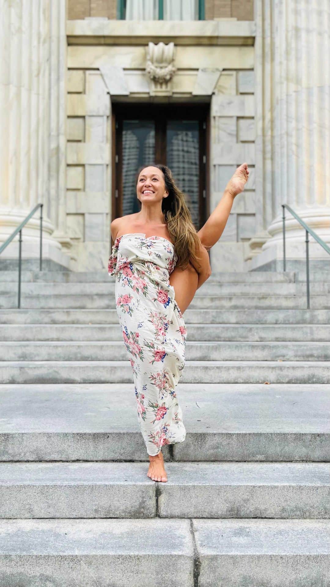キノ・マクレガ―のインスタグラム：「Just landed in Tampa 💕 I’m a Florida girl. Love the sun and sky up here too. _ See you in class this weekend @bellapranayoga  You can join online too. _ See you for practice Wednesday’s LIVE online at 1 only on @omstarsofficial  _ New retreat to the Dominican Republic is being planned in January. Stay tuned. Spots will be super limited.  _ Video by @ifilmyoga  #yoga #birdofparadise #kinoyoga #tampa #omstars  🙏💕」