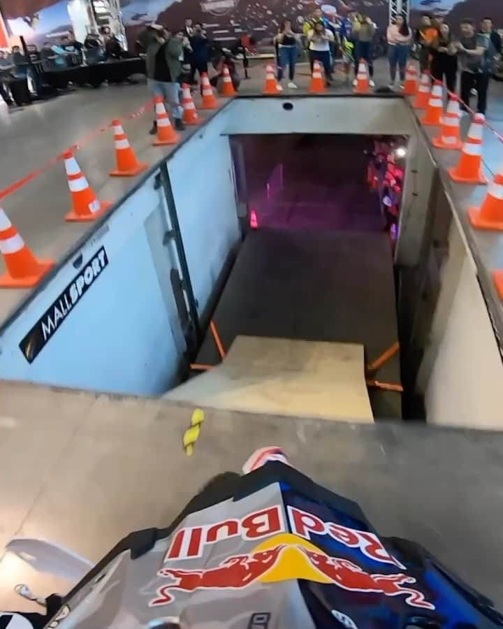 レッドブルのインスタグラム：「security be like: 👁️👄👁️  🏍️ : @benja_herrera8  #redbull #givesyouwiiings #motorsports #moto #hardenduro」