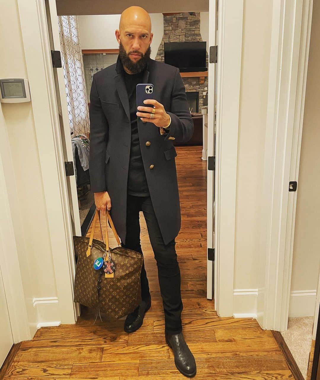ティム・ハワードのインスタグラム：「WORK FLOW 🧳 ✈️」