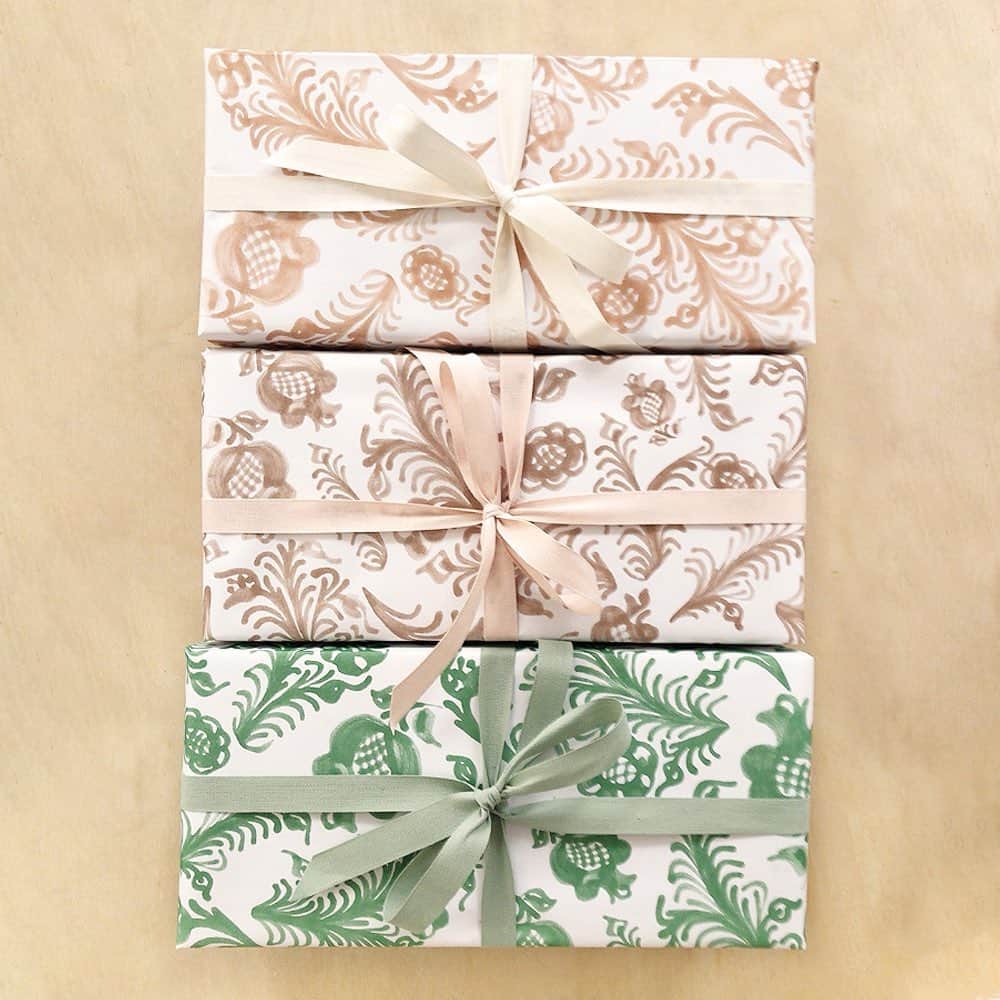 レフラーランドールのインスタグラム：「Our annual Craft Fair is here 🌸 After an unusual year, it feels even more important to take comfort in special traditions. Two of our favorites at LR are our Craft Fair and the gift wrap we create each holiday in collaboration with one of our favorite artists. This year, we are delighted to work with Francesca de la Fuente to adapt the patterns on her @pomelocasa hand-painted ceramics into a beautiful gift wrap. And we have partnered with artisans around the world to create a special collection of some of our favorite holiday gifts this year. Visit the link in our bio to shop these small batch finds.」