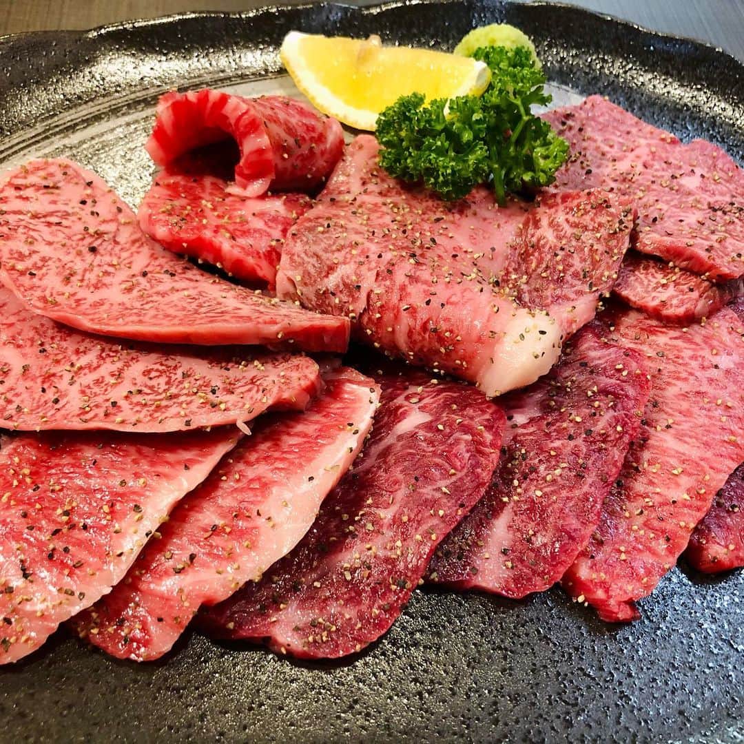 世手子さんのインスタグラム写真 - (世手子Instagram)「Hayama beef is very delicious with high quality oil🥩✨✨ Hayama beef that is bred by feeding rice🌾 Yakiniku with family👶🍼 @yakinikuwaganse #焼肉わがんせ 行ってきました( ＾∀＾) #葉山牛 初めて食べたよ(*´∀｀*) 感動！柔らかくてびっくりっっ まずは #上たん塩 をたべてむむ！美味しいと確信しました✨ 葉山牛の盛り合わせ❤️❤️ #かいのみ  #ざぶとん  #ささみカルビ  #大トロカルビ  #リブシン  #特選カルビ  #サーロイン どれも美味しすぎたー！！ しかもこんなに食べて全然 #胃がもたれなかった w なんとこちらの葉山牛はお米を食べさせているので良質なお肉になるんだそうな⭐️ このご時世にここまで美味しい店は絶対いくべし！ 本厚木焼肉で検索(*≧∀≦*) #子連れok な #焼肉屋 (*^ω^*) 家族で楽しみました( ^ω^ ) #寿司太郎 も早くおっきくなって一緒に食べに行こうね♪ この日は #SUEL #スポーツマスク して行ったよ(´∀｀*) #感染予防 もしながらできることならもっと沢山お出かけできるといいなぁ あったかいからこれからの季節重宝しそう✨✨  ウーミーPR #私たちはどんな時もへこまない #SHAKUNONE #PR #asagakeで体験  @asagakecom」11月21日 5時55分 - rojide