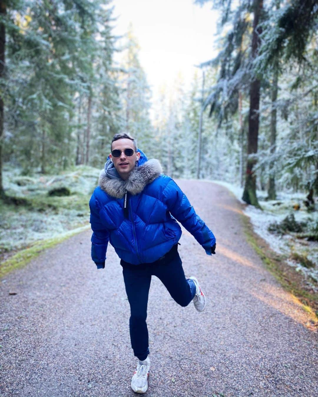 アダム・リッポンのインスタグラム：「A little Finnish snow 🇫🇮」