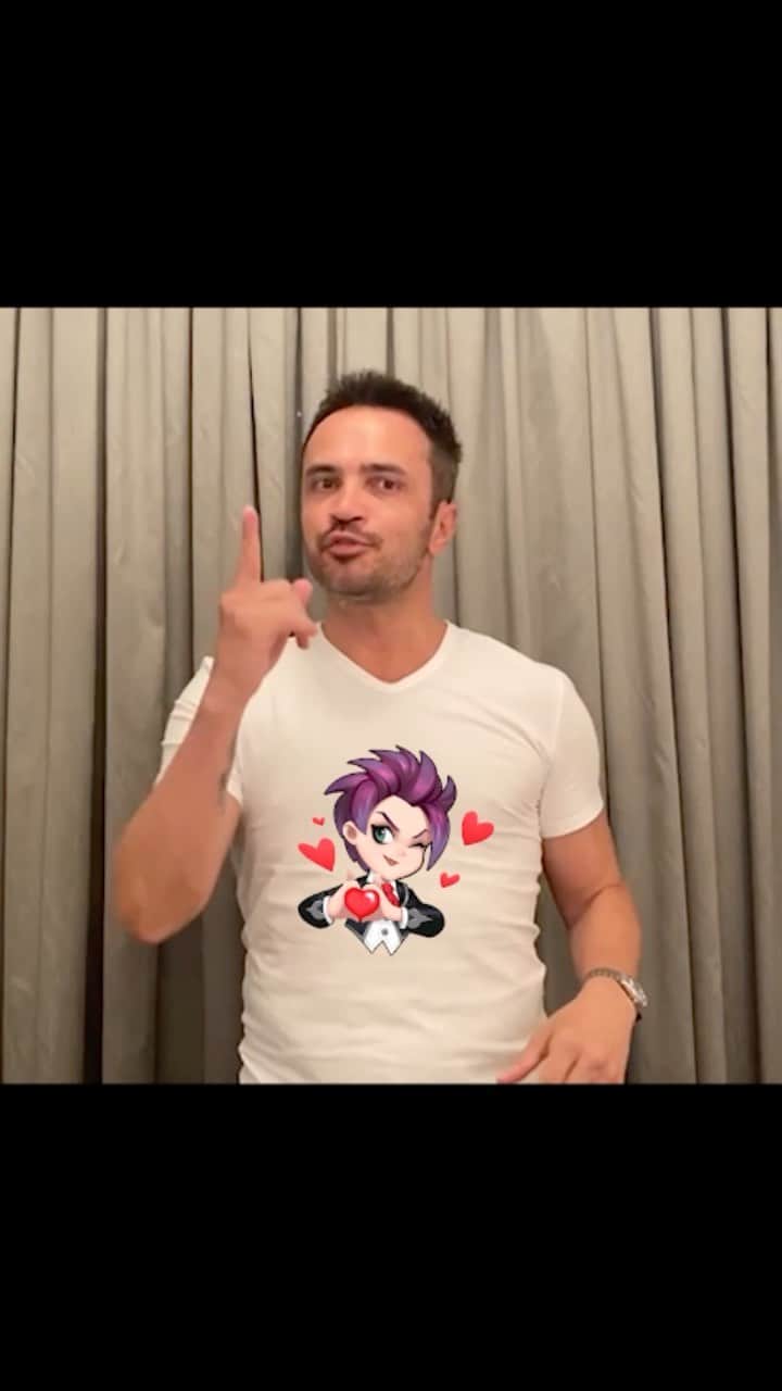 アレッサンドロ・ローザ・ヴィエイラのインスタグラム：「🤩Eu e meu parceiro @danialves estamos ansiosos para iniciar mais uma jornada no Mobile Legends: Bang Bang!  ⚽Arenas diferentes, mas a mesma paixão!  💪Sigam-me e vamos bombar juntos no MLBB! @mlbrasiloficial  ❗Atenção!  Meu emoji exclusivo para MLBB estará disponível a partir do dia 24 de novembro! Não se esqueçam de pegá-lo!  TMJ @emwsports   #MobileLegendsBangBang  #BrazilNationalChampionship2020 #mlbb #Falcão #EMWSports #AD」