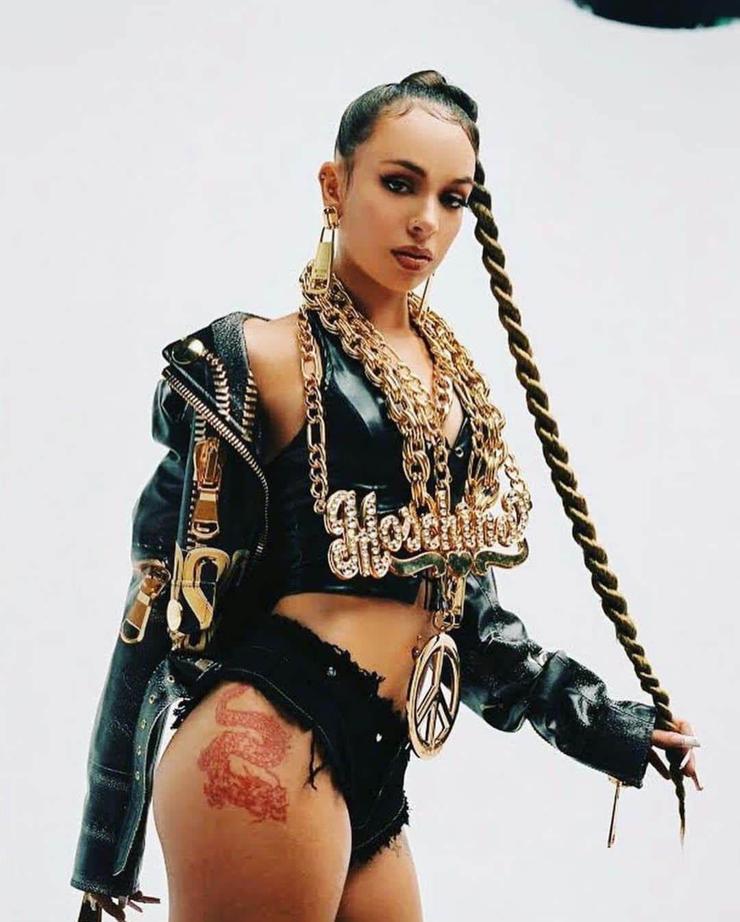 Moschinoさんのインスタグラム写真 - (MoschinoInstagram)「#Repost @anamurillas ・・・ 💎✨💎✨BLIN BLIN💎✨💎✨ @akabadgyal in a Moschino prefall ‘20 look on her latest music video Blin Blin 💘 SWIPE FOR BTS Thanks for serving the XTRA DOSE OF DRIP @itsjeremyscott @moschino」11月21日 6時08分 - moschino