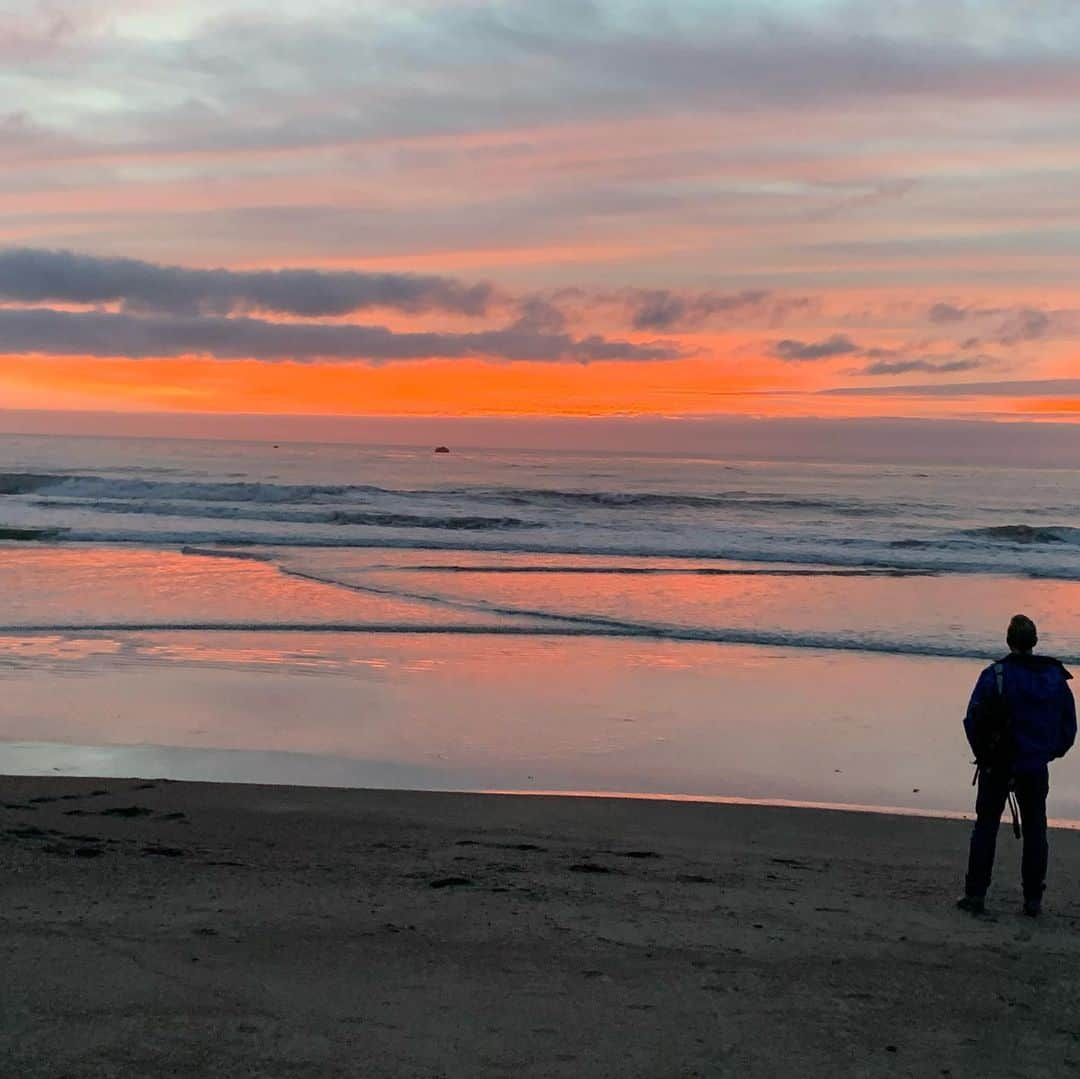 レスリー・フェラさんのインスタグラム写真 - (レスリー・フェラInstagram)「Cambria, you never disappoint! My hubby and I just enjoyed a Covid-safe, romantic getaway. I adore this man. It’s said that you don’t truly know a person until after you’ve traveled with them. I knew from our first adventure that life was going to be so much fun. After ten years, Ned, you still make me laugh and make my heart flutter. Thank you, my love, for your friendship, wisdom, and unconditional love. #moonstonebeach #cambria #myhappyplace #oceanlife #sunset #loveisallthatmatters #loveiseverything #itsallaboutlove」11月21日 6時18分 - mslesleyfera