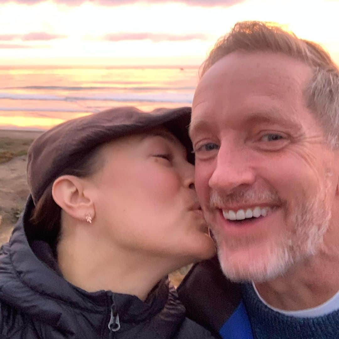 レスリー・フェラさんのインスタグラム写真 - (レスリー・フェラInstagram)「Cambria, you never disappoint! My hubby and I just enjoyed a Covid-safe, romantic getaway. I adore this man. It’s said that you don’t truly know a person until after you’ve traveled with them. I knew from our first adventure that life was going to be so much fun. After ten years, Ned, you still make me laugh and make my heart flutter. Thank you, my love, for your friendship, wisdom, and unconditional love. #moonstonebeach #cambria #myhappyplace #oceanlife #sunset #loveisallthatmatters #loveiseverything #itsallaboutlove」11月21日 6時18分 - mslesleyfera