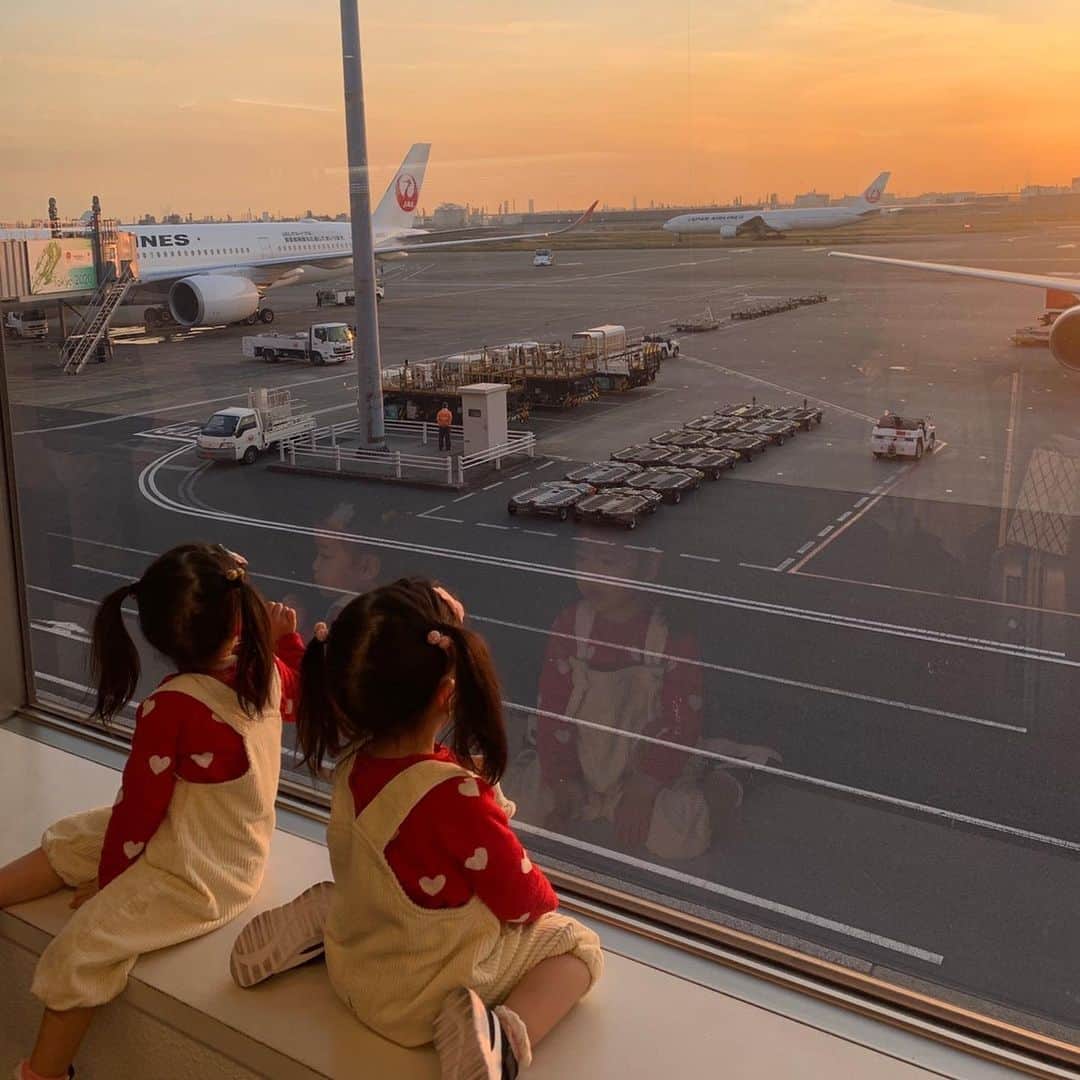 遠近由美子のインスタグラム：「数日前から、双子さんと助っ人あゆみと宮崎に来ています🌴出発時の夕陽がとても綺麗だった✨　  双子さん飛行機にもだいぶ慣れたけど、眠さMAXになると、まだ2人で抱っこ抱っこ😂  と言っても、2人抱っこずっとは無理なので💦 左右ひざまくら、両手トントンが双子スタイル。  このまま大人しく寝てくれた。。。のは3分くらいで、膝の上で陣取りケンカがはじまる🌀笑　  楽になったと思ったけど、やっぱりまだまだ手のかかる2歳児さん😅  そして双子の好きな#netflixmovies をダウンロードしてきてくれる @ru31024 は #神友 😂😂　  母さんより準備が良い。  #双子育児　#双子ママ #双子あるある #双子とお出かけ #神友  #日本のハワイ  #miyazaki #ワーケーション　#vacationmode」