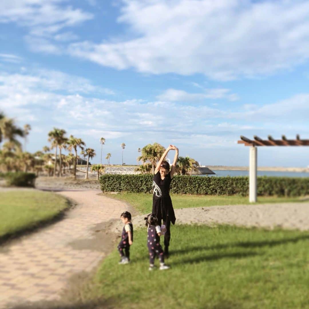 遠近由美子さんのインスタグラム写真 - (遠近由美子Instagram)「いつものお散歩道@宮崎  ここ数日の昼間は、また夏が来ちゃった？という暑さ🌴  ニットのセーターにダウン持ってきちゃったから、こっちで半袖買ったよ😂　  秋の宮崎は、空が高くてとても綺麗✨  双子さんと朝から晩までずーっと一緒で、 わっちゃわっちゃと気づいたら1週間たってる！みたいな毎日だけど😂　  そんな子供たちとのべったりの時間を過ごすには、ここ宮崎が最高で。また来ちゃう場所🌴☺️」11月21日 6時15分 - yumiko_tochika