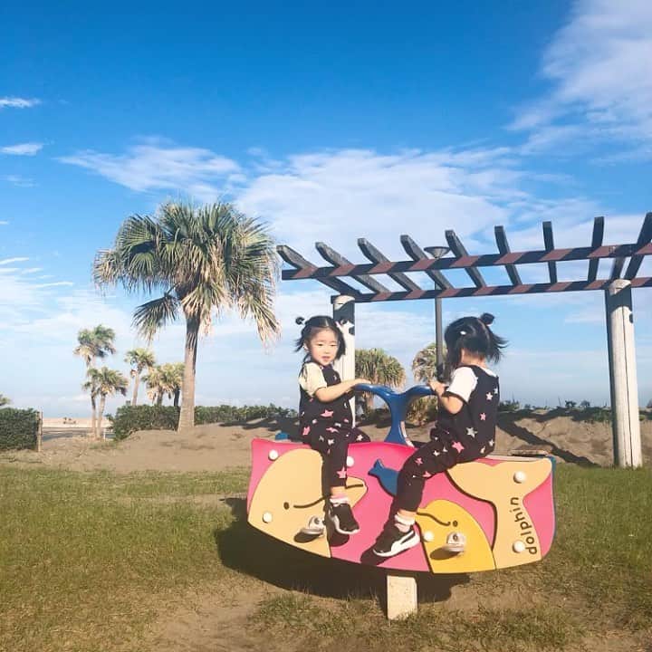 遠近由美子のインスタグラム：「いつものお散歩道@宮崎  ここ数日の昼間は、また夏が来ちゃった？という暑さ🌴  ニットのセーターにダウン持ってきちゃったから、こっちで半袖買ったよ😂　  秋の宮崎は、空が高くてとても綺麗✨  双子さんと朝から晩までずーっと一緒で、 わっちゃわっちゃと気づいたら1週間たってる！みたいな毎日だけど😂　  そんな子供たちとのべったりの時間を過ごすには、ここ宮崎が最高で。また来ちゃう場所🌴☺️」