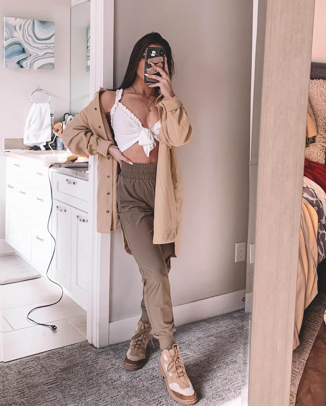 Paige Reillyさんのインスタグラム写真 - (Paige ReillyInstagram)「Here for the monochromatic *kinda* moments in the swift joggers 🙌🏻🎨 Swipe for way too many looks with these joggers lol. As you can tell I enjoy putting outfits together in my spare time for literally no reason 🤪 which is your fav!?⁣ ⁣ Outlander collection launches Monday Nov. 23rd at 12pm MT. I have a giveaway in my last post for $100 gift card so be sure to enter that before Sunday!⁣ ⁣ Also, a new episode of Styl’d is up on the @balanceathletica page 🤗⁣ ⁣ And lastly HAPPY FRIDAY! I hope you have a beautiful day and a nice, relaxing weekend ❤️」11月21日 6時19分 - paigereilly