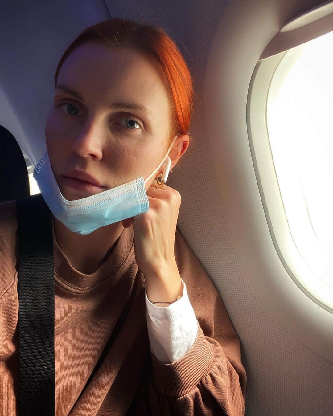 フィービー・ダールのインスタグラム：「Hoi!! Amsterdam bound! 🛫 Lekker!」