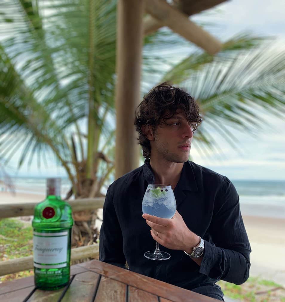 Chay Suedeのインスタグラム：「#AD Vocês lembram que no 300º dia do ano iniciamos a comemoração das 300 tentativas de Charles Tanqueray até alcançar o equilíbrio perfeito do gin @tanqueraybr né? A celebração começou com o Charles Tanqueray Festival em São Paulo e foi um sucesso! Agora já aterrissou no Rio de Janeiro, ainda respeitando todas as medidas de segurança, higienização e distanciamento social necessárias para o momento atual.  O evento vai até 28 de novembro, mas o formato é bastante reduzido, então corre no meu stories para adquirir os ingressos e saber mais.  Um brinde aos momentos inconfundíveis de @tanqueraybr!  #TanquerayInconfundível #CharlesTanquerayFestival Aprecie com moderação. Não compartilhe com menores de 18 anos. Evento destinado a maiores de 18 anos.」