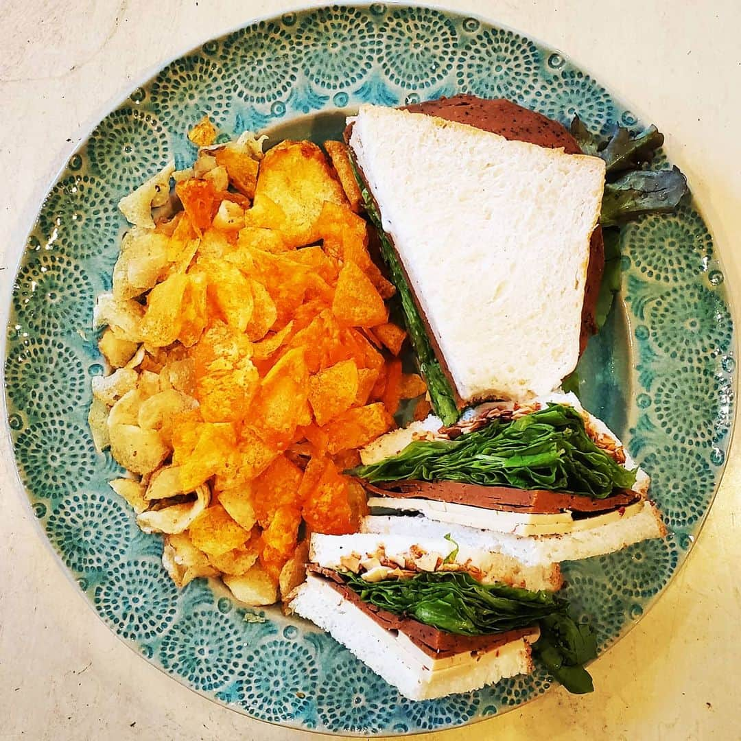 ガソリングラマーさんのインスタグラム写真 - (ガソリングラマーInstagram)「PLANT BASED CHEESE TOAST BEET DELI  SLICES COCONUT BACON SANDWICH + SMOKED PAPRIKA POTATO CHIPS #GASOLINEKITCHEN 🍞🥪🧀🧄🌶🥥🥓🌿 @heartlandbreadco #grandmasperfectwhite #bread  @vayoveganmayo #veganmayo  @miyokoscreamery oatmilk pepperjack #vegancheese #cheese  @plantprovisionsco #roastbeet #delislices  @jrorganicsfarm spring mix lettuce @yeahdawgvegan #coconotbacon  Torres smoked paprika potato chips  #vegan #veganfood #whatveganseat #plantbased #vegetarian #VEGANGOOD #vegansofig #veganfoodie #foodie #plantbased #plantbasedfood #plantbasedfoodie #sandwich  @gasolineglamour #gasolineglamour  @marketbox.sd  #marketboxsd  @gtfoitsvegan  #gtfoitsvegan #HEARTLANDBREADCO  #vayoveganmayo  #MIYOKOSCREAMERY #plantprovisionsco」11月21日 6時25分 - gasolineglamour