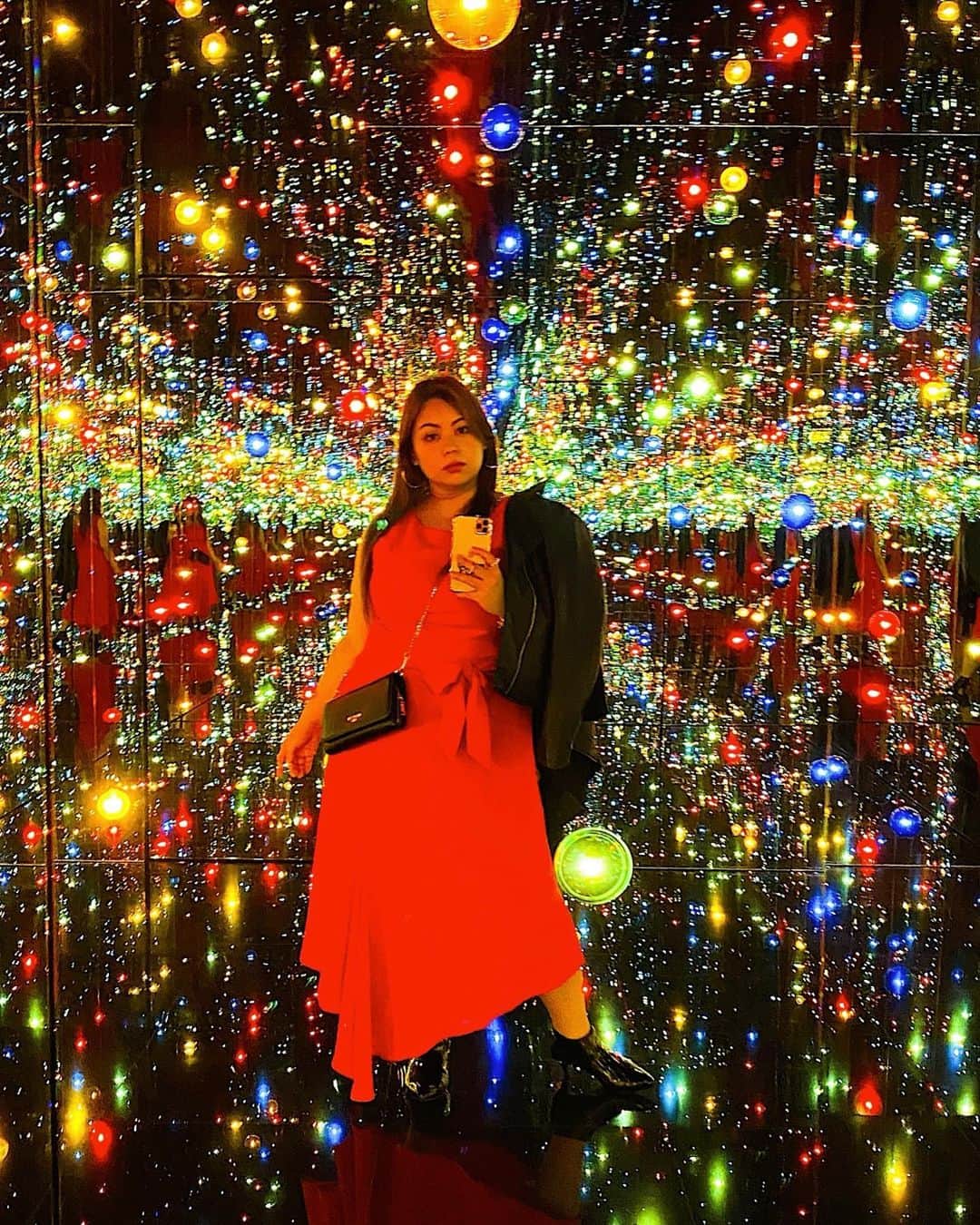 桃果愛さんのインスタグラム写真 - (桃果愛Instagram)「🤍  草間弥生美術館 @yayoikusamamuseum  @yayoikusama_   作品 『無限の鏡の間』 わが永遠の魂は光放って燃えてゆく  ずっと行きたかったところにやっと行けました。すごく幻想的で素晴らしかった！🥺👏  近い方はぜひ行ってみて！  この日のDressは ロンドン発のPhase Eightさんの♥️♥️ @phase8japan_plus   プラスサイズのインポートドレスがたくさん揃うブランドさん😍🤤めちゃくちゃ可愛くてお洒落なんだ。  私はライダースを羽織ってカジュアルダウンなスタイルに。  あまり外出でワクワクすることが少ない今だからこそ着たい。 ちょっとした外出がものすごく特別な日になるよ💋💋💋  #自分を愛してHappyに #Aimomoka💋  #PhaseEight #yayoikusama #草間弥生 #草間弥生美術館 #美術館 #芸術 #yayoikusamamuseum #pr #ぽっちゃりコーデ #プラスサイズファッション #大きいサイズ #ドレス #カジュアルダウン #幻想的 #鏡 #mirror #ライダースコーデ」11月20日 21時32分 - ai_momoka.plussizemodel