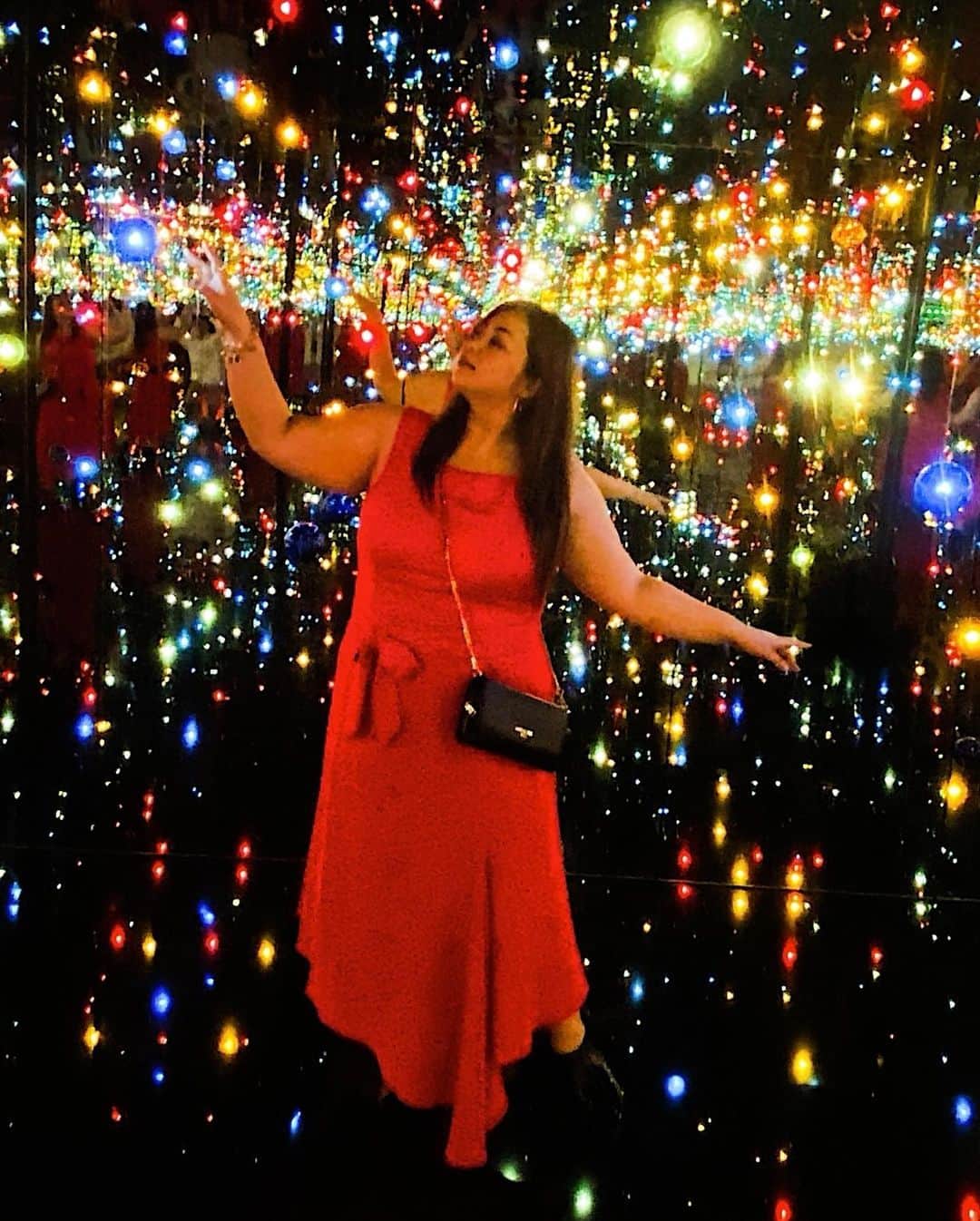 桃果愛さんのインスタグラム写真 - (桃果愛Instagram)「🤍  草間弥生美術館 @yayoikusamamuseum  @yayoikusama_   作品 『無限の鏡の間』 わが永遠の魂は光放って燃えてゆく  ずっと行きたかったところにやっと行けました。すごく幻想的で素晴らしかった！🥺👏  近い方はぜひ行ってみて！  この日のDressは ロンドン発のPhase Eightさんの♥️♥️ @phase8japan_plus   プラスサイズのインポートドレスがたくさん揃うブランドさん😍🤤めちゃくちゃ可愛くてお洒落なんだ。  私はライダースを羽織ってカジュアルダウンなスタイルに。  あまり外出でワクワクすることが少ない今だからこそ着たい。 ちょっとした外出がものすごく特別な日になるよ💋💋💋  #自分を愛してHappyに #Aimomoka💋  #PhaseEight #yayoikusama #草間弥生 #草間弥生美術館 #美術館 #芸術 #yayoikusamamuseum #pr #ぽっちゃりコーデ #プラスサイズファッション #大きいサイズ #ドレス #カジュアルダウン #幻想的 #鏡 #mirror #ライダースコーデ」11月20日 21時32分 - ai_momoka.plussizemodel