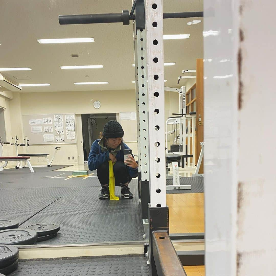 冨田せなさんのインスタグラム写真 - (冨田せなInstagram)「好きとは言えないトレーニング🏋🏽‍♀️ だけど、9月に肩脱臼しちゃって @ilbase_training.support の元でリハビリとトレーニング スノーボードのこととっても理解しててくれて、スノーボードにより近いトレーニングをして今日やっとシーズンイン❄️ . まだまだ完璧とは言えないし、まさかの一昨年脱臼した右肩の方が緩いらしい(笑) チューブのトレーニングは続けて再脱臼しない様に。 またチューブとお友達です👌🏽じみーなトレーニングだけどとっても大切なこと。」11月20日 21時33分 - sena_tomita