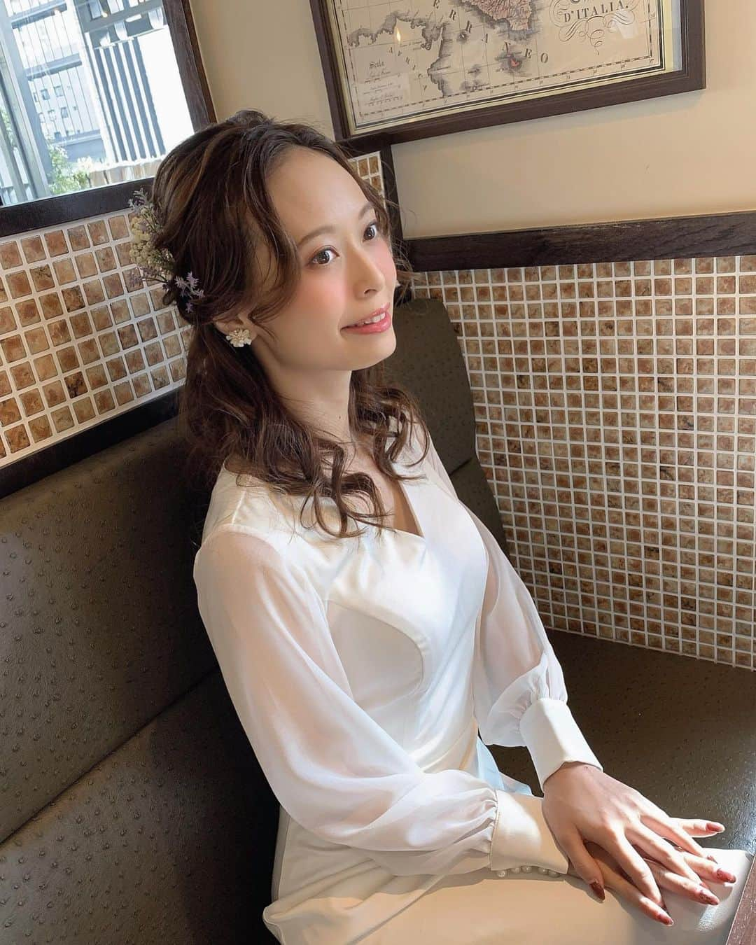 榊本麻衣さんのインスタグラム写真 - (榊本麻衣Instagram)「♡♡﻿ ﻿ ﻿ 袖のあるドレスって﻿ 大人っぽくて好き🥺💐!!﻿ ﻿ シンプルなデザインもいいなーって﻿ すごく思った( *´꒳`*)💕﻿ ﻿ ﻿ ﻿ ってか明日から3連休だね😊﻿ みんなは何するの〜♥？﻿ ﻿ ﻿ ﻿ #model #モデル #花嫁 #ウエディング #ドレス #ウエディングドレス #プレ花嫁 #ウエディングフォト #フォトウェディング #ブライダル #ブライダルヘア #ブライダルヘアメイク #ブライダルメイク #結婚式 #結婚式ヘアアレンジ #女の子の憧れ #ウエディング撮影 #ブーケ #撮影 #ヘアアクセ #笑顔 #smile #レース素材 #ナチュラルメイク #オフショット #卒花嫁」11月20日 21時34分 - maipipii