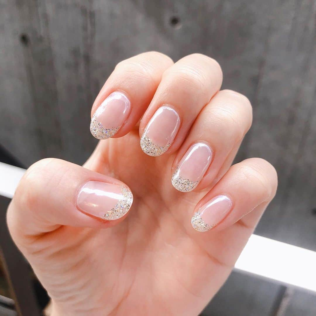 村田莉のインスタグラム：「NEWネイル💅🏻✨ シンプルな気分だったので、クリアベースにホワイトミラー✖️ラメフレンチ💫可愛すぎじゃないか🥺💓 @nails.by.hitomi まっちゃんいつも有難う🥰 . #nail #nails #ネイル #フレンチネイル #네일아트 #네일스타그램」