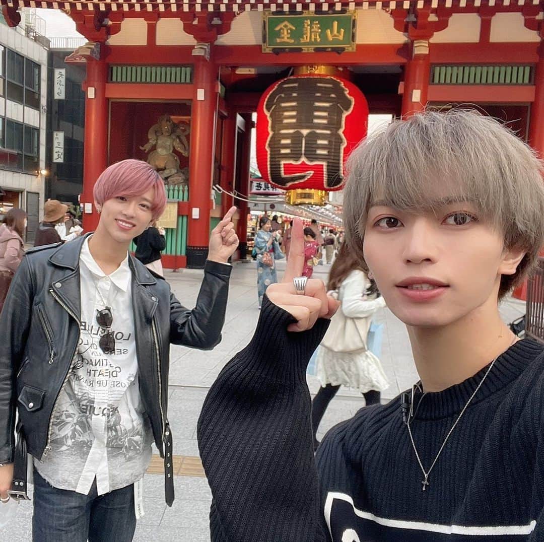 BUZZ-ER.のインスタグラム：「YouTube更新‼️ 今回は、SAKU&CHIBAの 浅草デートです❤️ 天然炸裂‼️ほのぼの感満載。 癒しの回となってます。 是非、是非ご覧ください。 BUZZ-ER. 「なんもでねぇよ」 @saku10291029  @_kohei_chiba_  #浅草グルメ #黒毛和牛カレーパン #ハニーチーズコロッケ #満月おはぎ #抹茶ビール #浅草」