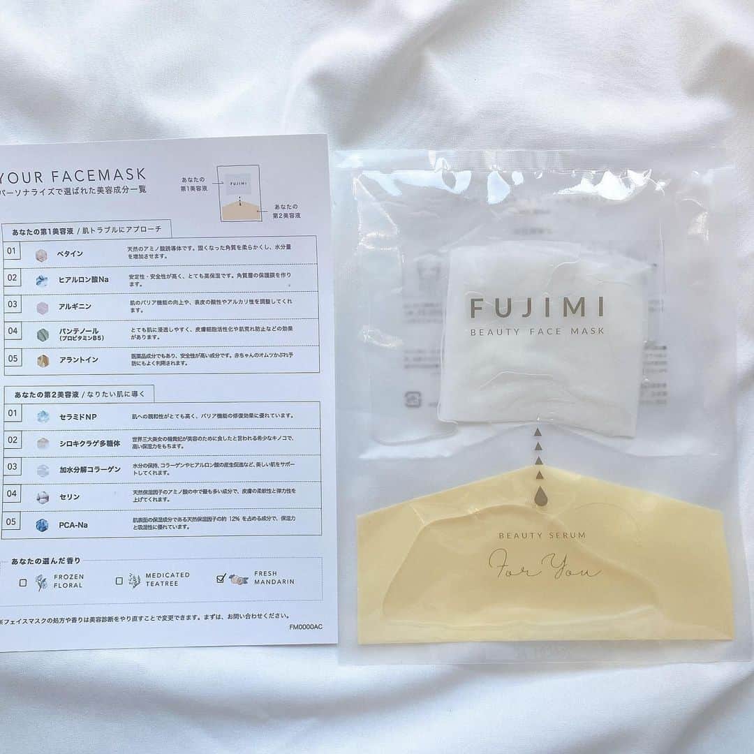 優月美羽さんのインスタグラム写真 - (優月美羽Instagram)「@fujimi_official さんのフェイスマスク❤  20項目の肌診断の結果から一人一人のお肌に合わせたカスタマイズ処方してくれるマスク🌿💭 パッケージがリニューアルされてポスト投函になり送料も無料に👏  上に第一美容液♡下の段に第二美容液がたっぷり入っていて、使用するときは下の段を三つ折りにして絞って美容液を上の段に移動させて2つの美容液が混ざり完成❤  3枚目に作り方載せました🌿  刺激が無いので肌荒れしている時にも使えます✨  パック後は液を絞って首、デコルテ、腕に塗りたくります😯  ぐんぐん浸透してくれてお肌柔らかくなるし次の日の化粧ノリも良いからお気に入りのパック❤  スペシャルケアで大事な日の前の日に使ってるよ〜🥰  #fujimi #パーソナライズマスク #パーソナライズサプリ #美容 #pr #フェイスパック #スキンケアマニア #スキンケア #フェイスマスク大好き #アンチエイジング #コスメ」11月20日 21時27分 - miu.yuzuki