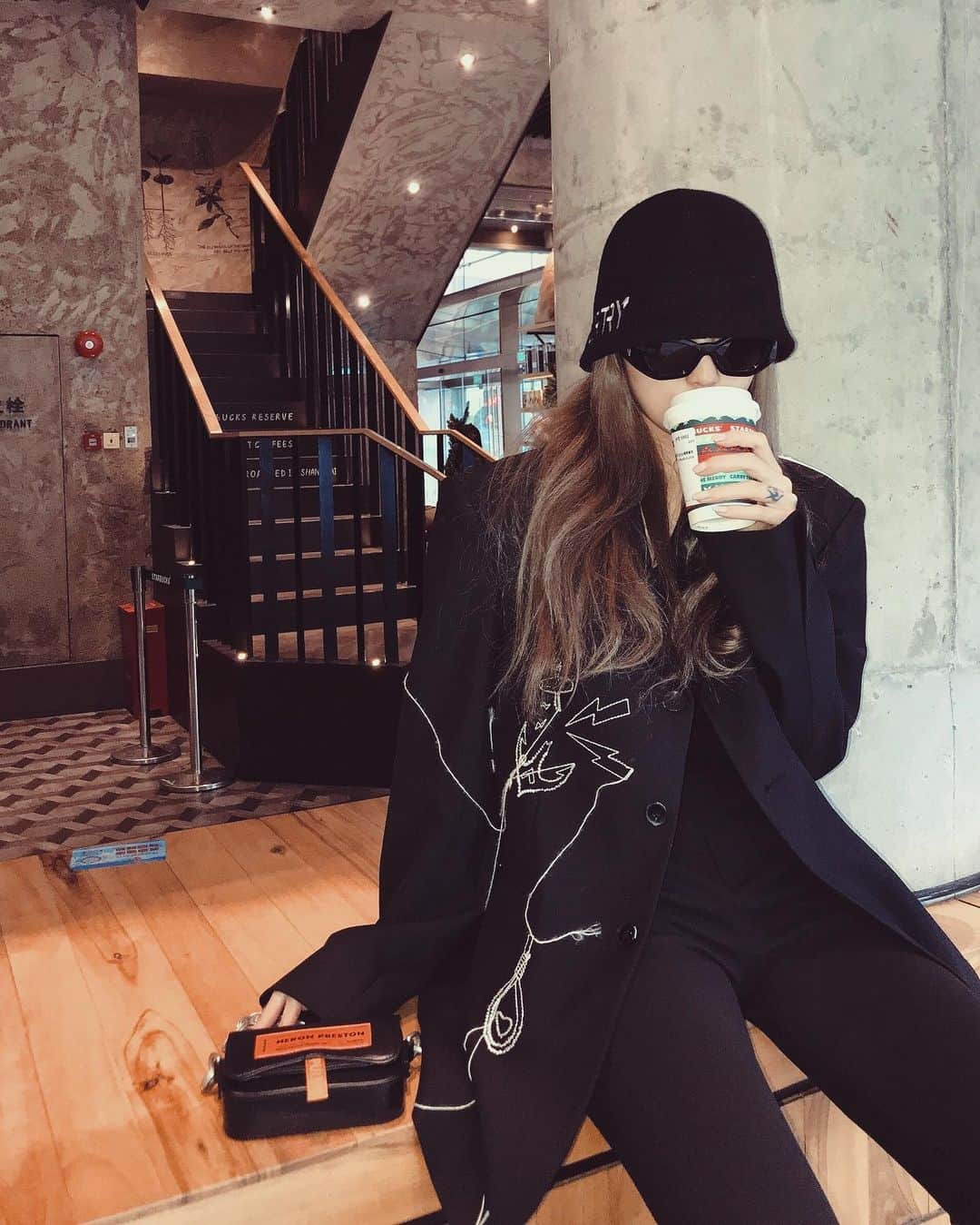 Grace Chowのインスタグラム：「今天好好享受了一下慢节奏的生活 自己走到咖啡店买了咖啡和蛋糕 又一路走走晃晃 感叹生活真好～～再休息两天就又要开工了…」