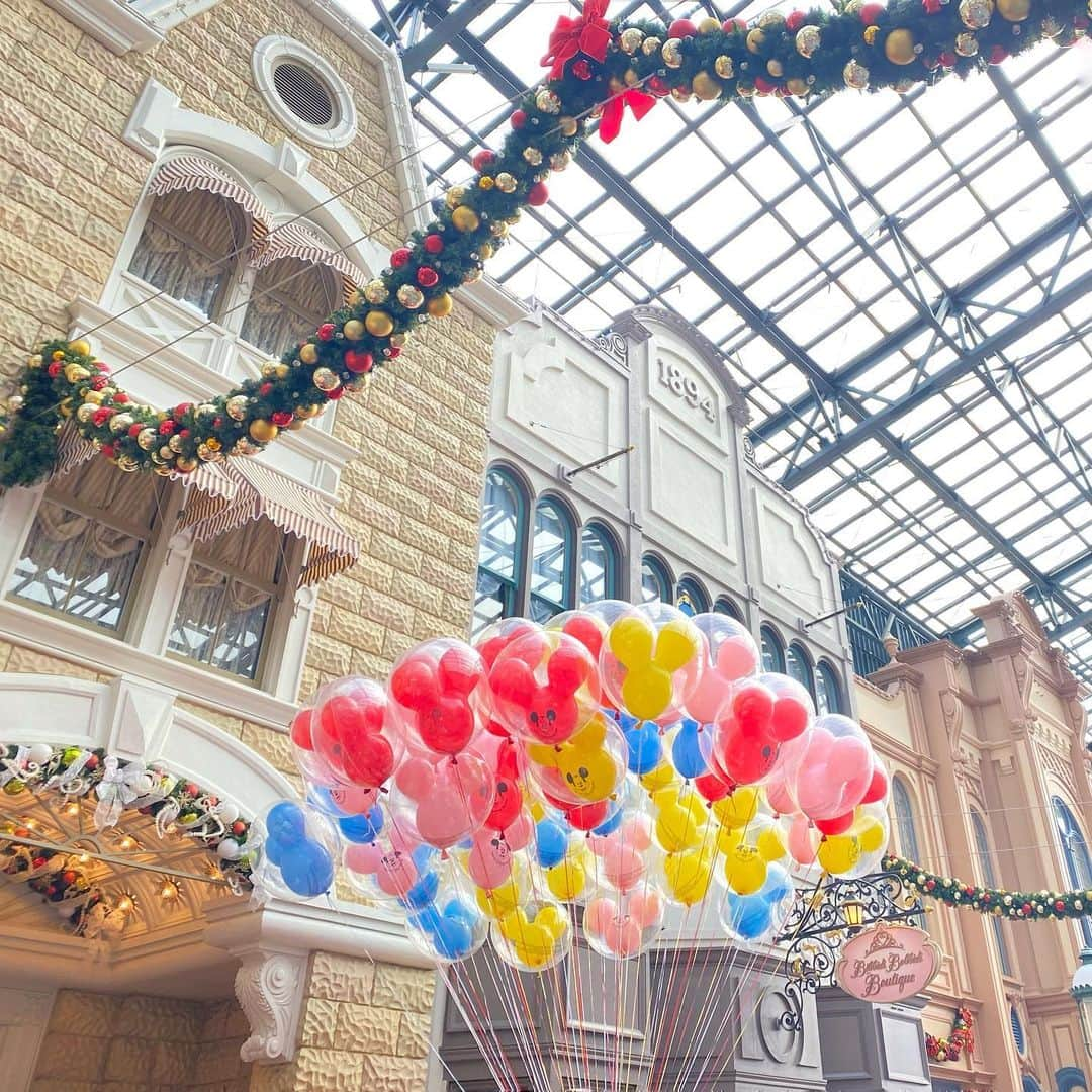 澪花さんのインスタグラム写真 - (澪花Instagram)「. 🎅#クリスマスディズニー ♡おすすめフォトスポット🎅 .  🗾#tokyodisneyland  📍#ワールドバザール  . ワールドバザールに入ると目に入るのが、 頭上に飾られたクリスマスのデコレーション✨ 高い位置にあるので人が映りこまずに 写真を撮ることができます🧸💕 . ✍撮り方ポイント ❶一枚目▷風船と一緒に映して多幸感を演出 ❷二枚目▷ミッキーの形のデコレーションを2つ映す . 毎年必ず撮ってしまうお気に入りスポットです🎄 . #tokyodisneyresort #disney #ディズニー #クリスマスリース #クリスマス #ミッキーマウス」11月20日 21時29分 - reicameraaa