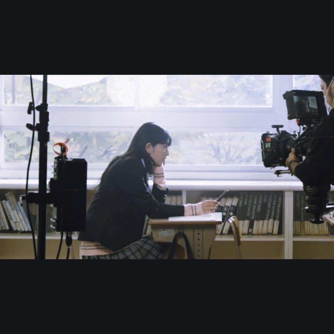 梶川愛美のインスタグラム：「お知らせです！  酒寄楓太君の新曲 MV｢MORE｣ ヒロイン役で出演させて頂きました！  とても素敵な楽曲なので 是非観て聴いて下さい～📽  #酒寄楓太 さん #MORE #MV」