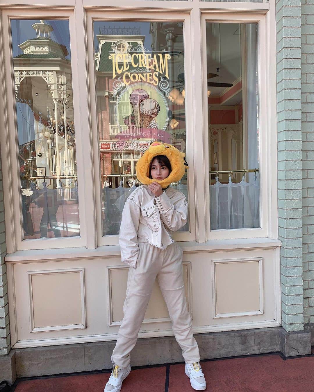 えなちぃのインスタグラム：「【ディズニーコーデ🐭❤️】 . オールホワイトにしたー🤍 ヒール履きたいけど、たくさん歩くから、やっぱりスニーカーになっちゃう😁💦 . .」