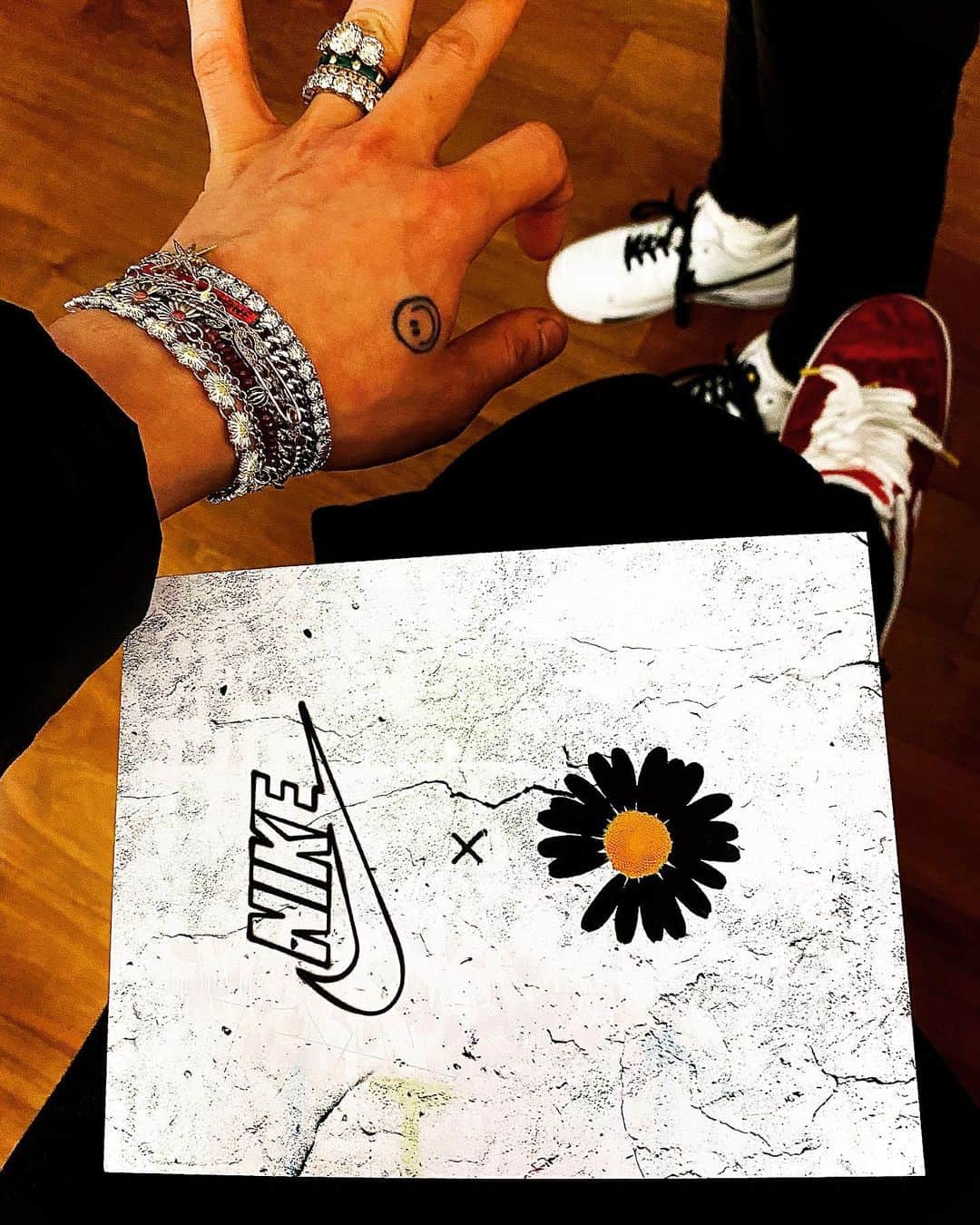 G-DRAGONのインスタグラム：「💊✨」