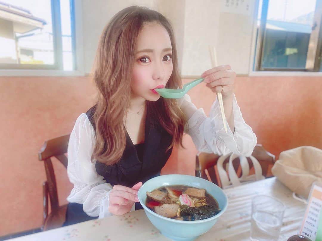 愛田杏奈さんのインスタグラム写真 - (愛田杏奈Instagram)「実家から遠いけど 地元に帰ったら絶対食べたくなっちゃう🍜💓💓 . . この日はめちゃ味が濃かったけど🤣おいしかった〜 大好きみどりや♡ . . #ラーメン #食堂 #チャーシューメン #醤油ラーメン #韮崎ブラック #地元 #シンプルイズザベスト #ランチ #山梨 #山梨グルメ #山梨ラーメン #みどりや　#みどりや食堂 #昔ながら #hair #hairarrange #セルフヘアアレンジ #巻き下ろし #セミロング #ヘアアレンジ #前髪アレンジ #デコ出し #でこっぱち #fashion #フォロワー増やしたい #instagood #likeforlikes #followme」11月20日 21時42分 - anna_osada