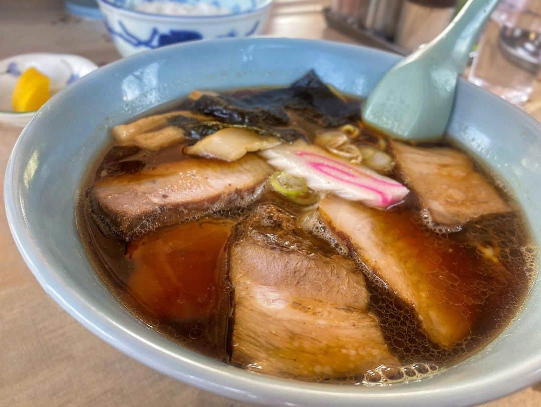 愛田杏奈さんのインスタグラム写真 - (愛田杏奈Instagram)「実家から遠いけど 地元に帰ったら絶対食べたくなっちゃう🍜💓💓 . . この日はめちゃ味が濃かったけど🤣おいしかった〜 大好きみどりや♡ . . #ラーメン #食堂 #チャーシューメン #醤油ラーメン #韮崎ブラック #地元 #シンプルイズザベスト #ランチ #山梨 #山梨グルメ #山梨ラーメン #みどりや　#みどりや食堂 #昔ながら #hair #hairarrange #セルフヘアアレンジ #巻き下ろし #セミロング #ヘアアレンジ #前髪アレンジ #デコ出し #でこっぱち #fashion #フォロワー増やしたい #instagood #likeforlikes #followme」11月20日 21時42分 - anna_osada