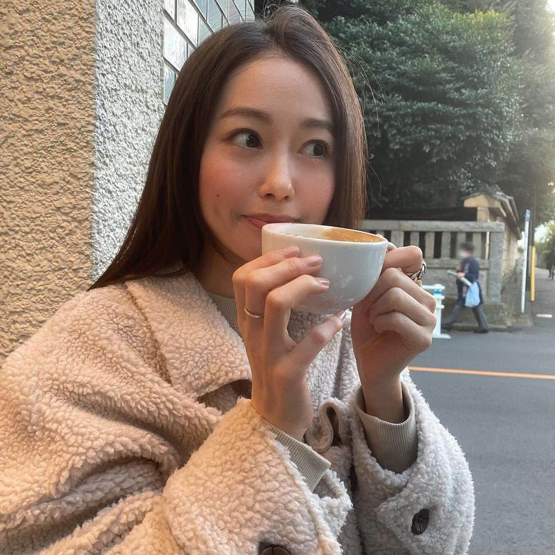 柿崎裕美のインスタグラム：「どこを見ていた🙄笑  久しぶりにお姉ちゃんに会った👩🏻☕️  #coffeetime」