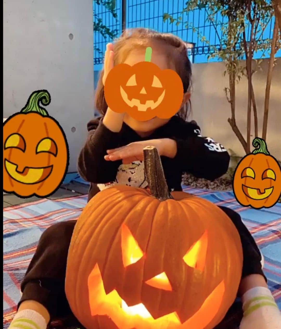 平山美香のインスタグラム：「2020 🎃 HALLOWEEN ジャックオーランタン作って、今年もスパイダーマンになった長男🕷次男もチビスパイダーマンなりました🕷日中は六甲山で友達が主催した、ドライブスルーフェスへ🎃子供達も一緒にチラッとフェス楽しめるとか最高過ぎ🎃 @hiratakyoko の親子witch可愛すぎた🎃  #ハロウィン #halloween #ジャックオーランタン」