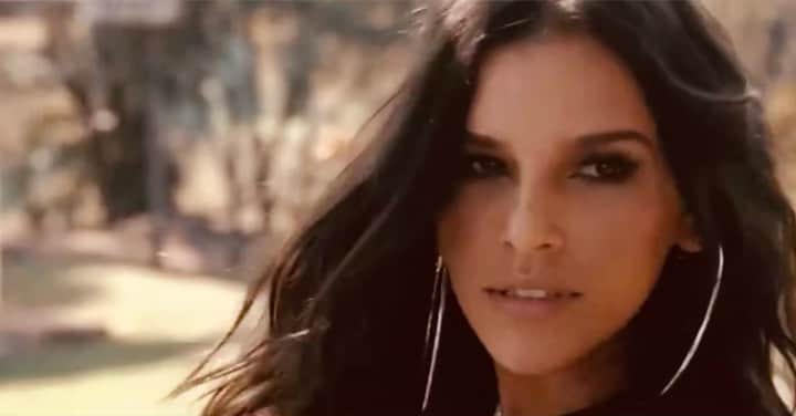 Mariana Riosのインスタグラム：「Para nós mulheres: Como vc acordou nessa sexta? Coloca aquela roupa que você ama, e vá pra frente do espelho dançar! Me conta se você faz isso com frequência! Mesmo que o sentimento seja outro! Dance! Sorria! Vibre!  Todo dia vale a pena ser vivido como se fosse o último! 💐💙」