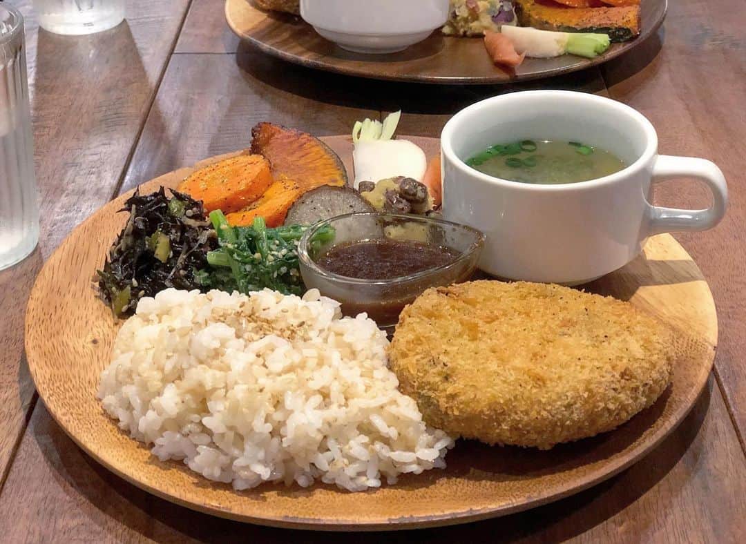 kuuのインスタグラム：「Scafeさんで友達とランチ。  あの人も、この人もヴィーガンプレート頼んでる🎶 って、ひとり密かにニマニマしながらいただきました。  おからとじゃがいものコロッケはしっとりほっくほく、お店特製のソースも美味しかった！  プレートの内容がときどき変わるので次も楽しみです。  #instagood #instafood #instalike #暮らし #シンプルライフ #日々 #ランチ #lunch #ヴィーガン #vegan #oishi #plantbased #マクロビランチ #ヴィーガンランチ #マクロビ #ナチュラルフード #sカフェ #プラントベース #菜食 #veggy」