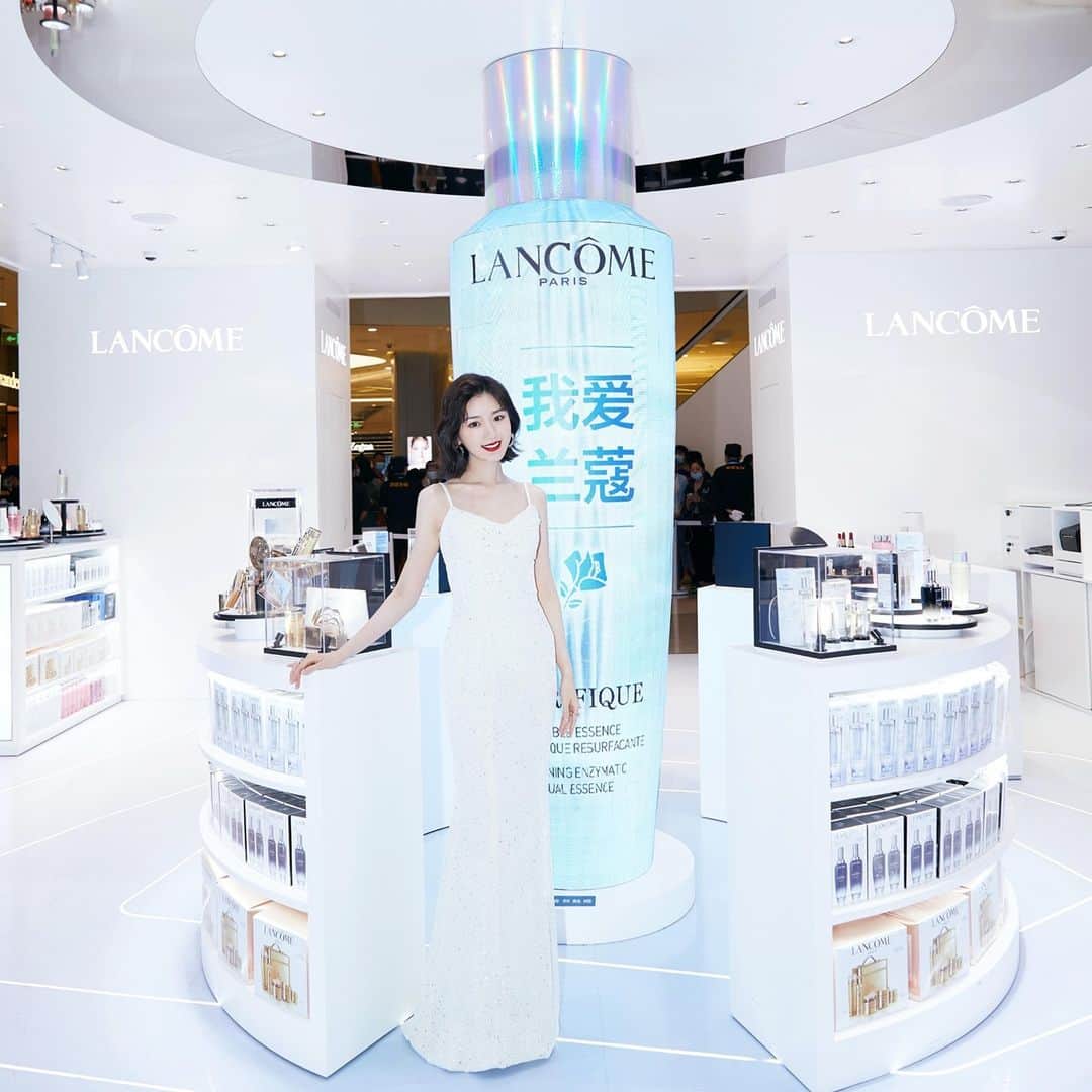 Lancôme Officialさんのインスタグラム写真 - (Lancôme OfficialInstagram)「November 14th, we welcomed Mao Xiaotong to the Clarifique Pop Up Store in Sanya. The renowned actress also shared her skincare tips via livestream at the same night, which accumulated over 14 million views on Yizhibo. #Lancome #Travelwithlancome#Clarifique」11月20日 21時50分 - lancomeofficial
