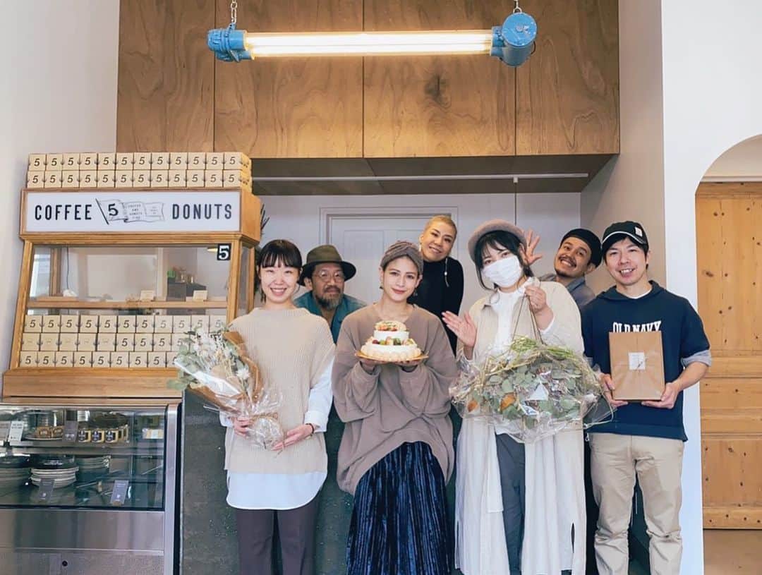 高橋和美のインスタグラム：「.﻿ ﻿ 本当に周りの人に恵まれてるなぁ…﻿ ﻿ ﻿ こんなに豪華なケーキ食べた事ない！﻿ 勿論とっても美味しかったです𓅩♡﻿ ﻿ ﻿ そしてどタイプの贈り物、本当にありがとうございます…﻿ 永く、大事にします𓂅 𓈒𓏸𓐍 𓇢﻿ ﻿ ﻿ 少しでもお返しできるように頑張ります☕️﻿꙳ ﻿ ﻿ ﻿」