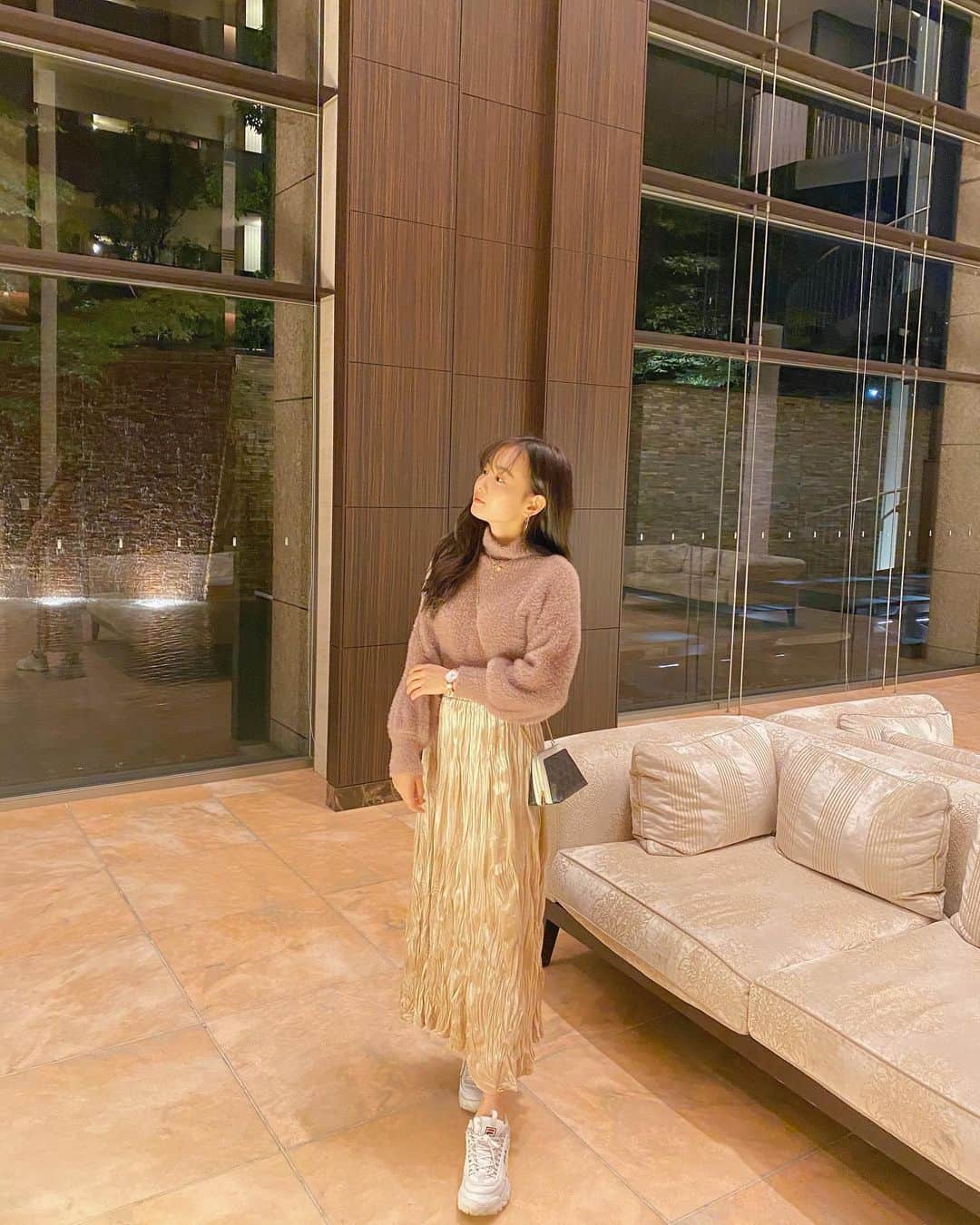 青山舞莉のインスタグラム：「明日youtube動画載せるので楽しみにしててね♡ お洋服は @maybins_japan」