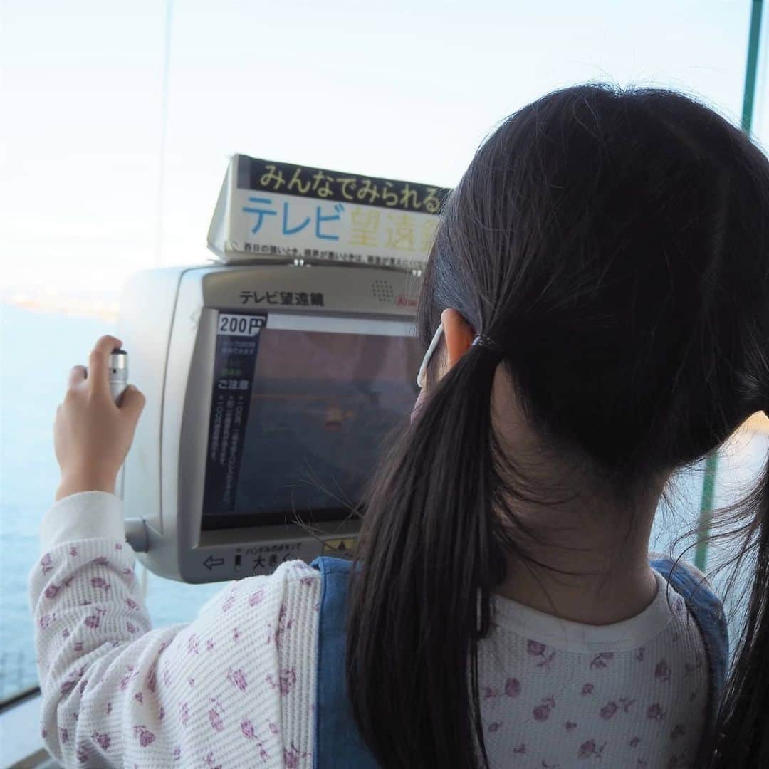 Kuboi Ayumiさんのインスタグラム写真 - (Kuboi AyumiInstagram)「天気がよくて、ドライブ日和！﻿ ということで、家族で茨城県の神栖市へ。﻿ ﻿ ゆっくりまわったのははじめてだったのですが、家族で楽しめるスポットがいっぱいでした。﻿ ﻿ ・息栖神社﻿ ・鹿島セントラルホテル﻿ ・港公園、鹿島臨海工業地帯　﻿ ・海風の見える丘﻿ ・波崎ウインドファーム﻿ ・1000人画廊﻿ ﻿ 息栖神社でお参りしたあとは、鹿島セントラルホテルでお土産を買ったり、ロビーでコーヒーを飲みながらひと休み。﻿ ソテツやカナリーヤシなどの南国の樹木がたくさんある港公園には港公園展望塔があって﻿ 鹿島臨海工業地帯を一望できます。﻿ ﻿ テレビドラマなどで使われることが多い海風の見える丘や波崎ウインドファームもおすすめ。﻿ 1000人画廊を見ながら海沿いをドライブしたり、密を避けて楽しめるスポットも多かったですよ。﻿ ﻿ ちなみに、イタリアンカフェ マラッカでランチをしたのですが、ピザやパスタなど全部がおいしくて﻿ コスパがよいお店でした。﻿ ﻿ そして今、2021年1月31日(日)までキャンペーン開催中で神栖市の定番の観光地や隠れた名所・名物など、﻿ あなたの知っている「茨城県神栖市のいいところ」をInstagramにアップするだけで﻿ １万円相当の特産品カタログなど素敵な賞品が当たっちゃうチャンス！﻿ ﻿ 応募方法は神栖市観光協会の公式アカウントでチェックしてみてくださいね。﻿ @kamisu_kanko﻿ ﻿ ﻿ #茨城県 #神栖市 #かみすのいいところ #pr #息栖神社 #鹿島セントラルホテル #ドライブ#港公園 #鹿島臨海工業地帯 #海風の見える丘 #1000人画廊 #キャンペーン #神栖市ランチ」11月20日 21時51分 - himekagami
