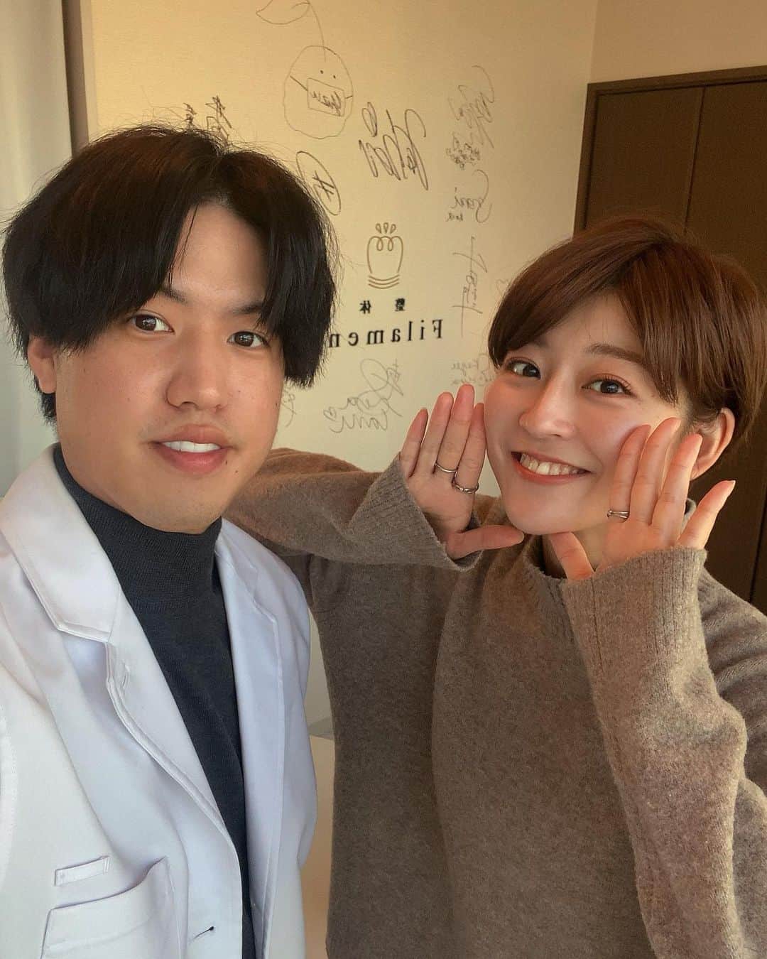 美容整体師川島さん。のインスタグラム：「同じ宮崎出身のマホちゃん👨‍⚕️ 身体と小顔のメンテナンス🦴 . 最近は宮崎とか渋谷の看板でも モデルで出てるからみんな要チェック🔍 . 【12月の予約解放】 次の予約解放は11月25日21時〜です！ Filament-OSAKA-のオープン記念で 500円体験イベントやってるので この機会にぜひお試しあれ☺️ . 【秘書募集】 それと、川島の秘書No2を募集してます笑 今日までが最終募集なので 全国の出張についてこれて サポートしてくれる人は 是非DMで応募してきてね😉 . #整体Filament #美容整体師川島さん #整体 #小顔矯正 #骨盤矯正 #美容 #美容好きな人と繋がりたい」