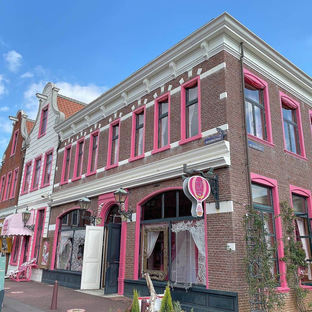 ハルナさんのインスタグラム写真 - (ハルナInstagram)「☕﻿ ．﻿ ﻿ ﻿ ﻿ ハウステンボスの中にある﻿ #ショコラ夫人の旧邸 のモンブラン🌰🤍﻿ ﻿ クリスマスverになってて﻿ サンタさんがとっても可愛かった🎅🏻﻿ ﻿ ﻿ 中はベリーのスポンジが入ってて、﻿ 店内もピンクで可愛くて﻿ 癒されました🐰🤍﻿ ﻿ ．﻿ ．﻿ #モンブラン #ショコラ夫人の旧邸 #ハウステンボス #長崎 #佐世保 #長崎観光 #huistenbosch #instalike #instagood #좋아요 #좋아요환영」11月20日 21時45分 - haruna_h616